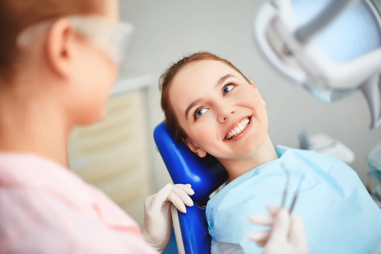 Pacient somrient durant una visita a Solucions Dentals Berga
